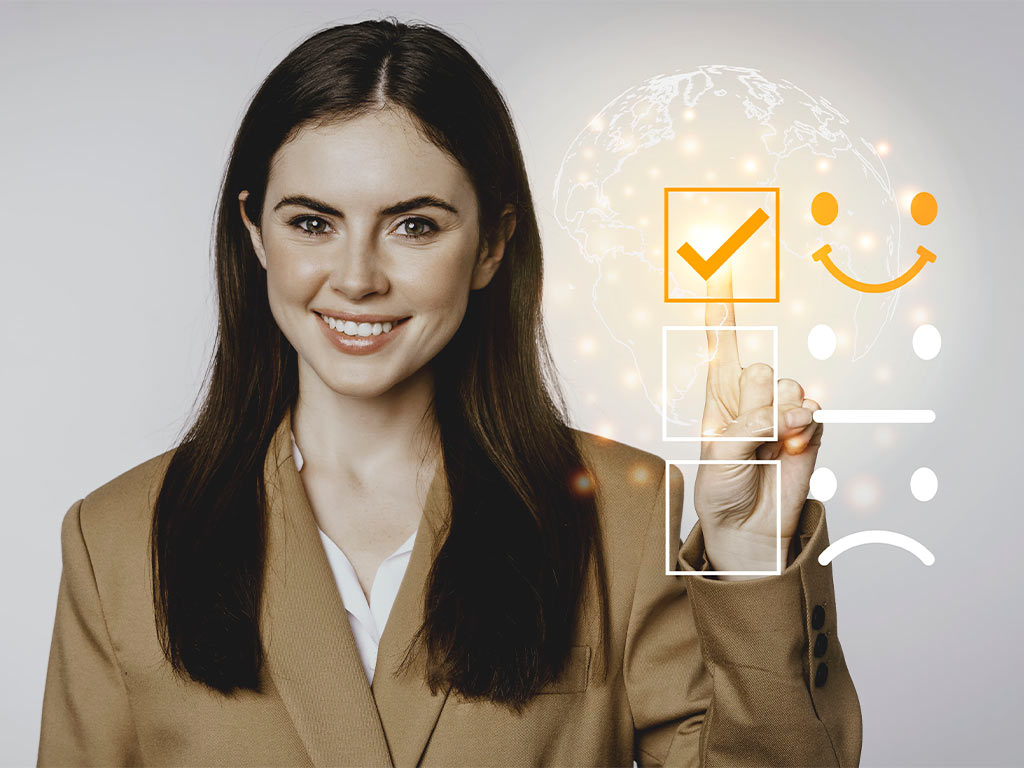 Foto de uma mulher sorridente interagindo com uma tela digital e selecionando uma opção de avaliação satisfeita, simbolizando seu feedback positivo de colaboradora.