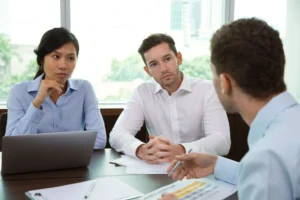 Foto de um time de RH (Recursos Humanos) discutindo formas de mitigar riscos psicossociais na empresa.