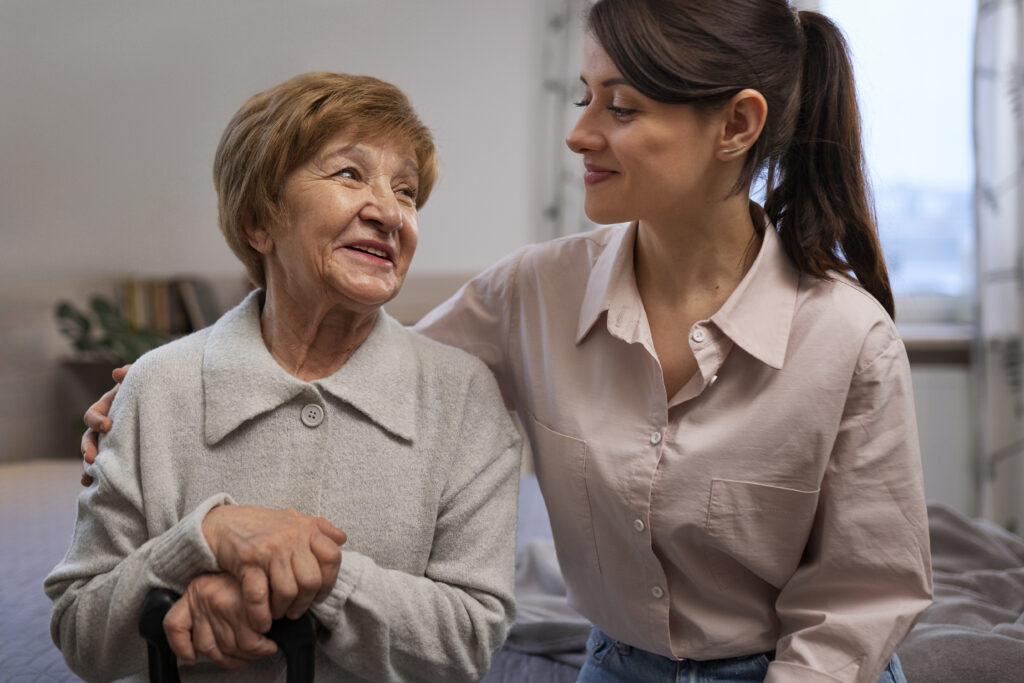 idosa com Alzheimer recebendo apoio psicológico