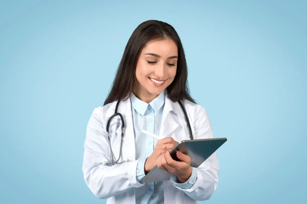 Foto de uma profissional da saúde recém-formada sorrindo, utilizando a plataforma de agendamento virtual da BurnUp pelo tablet.