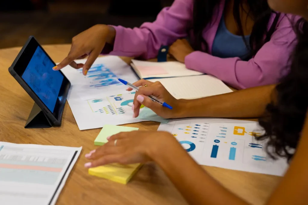 Foto de duas colaboradoras observando e discutindo os resultados apresentados no dashboard intuitivo e de fácil navegação da BurnUp.