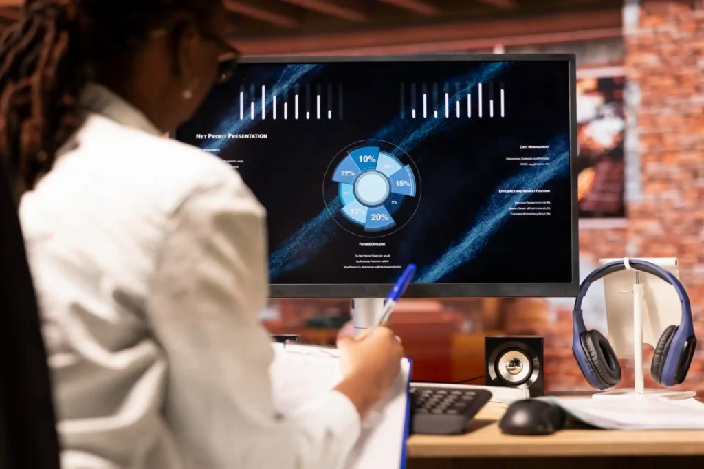 Foto de uma colaboradora analisando os dados apresentados pelo mapeamento inteligente sobre a gestão de saúde mental corporativa.