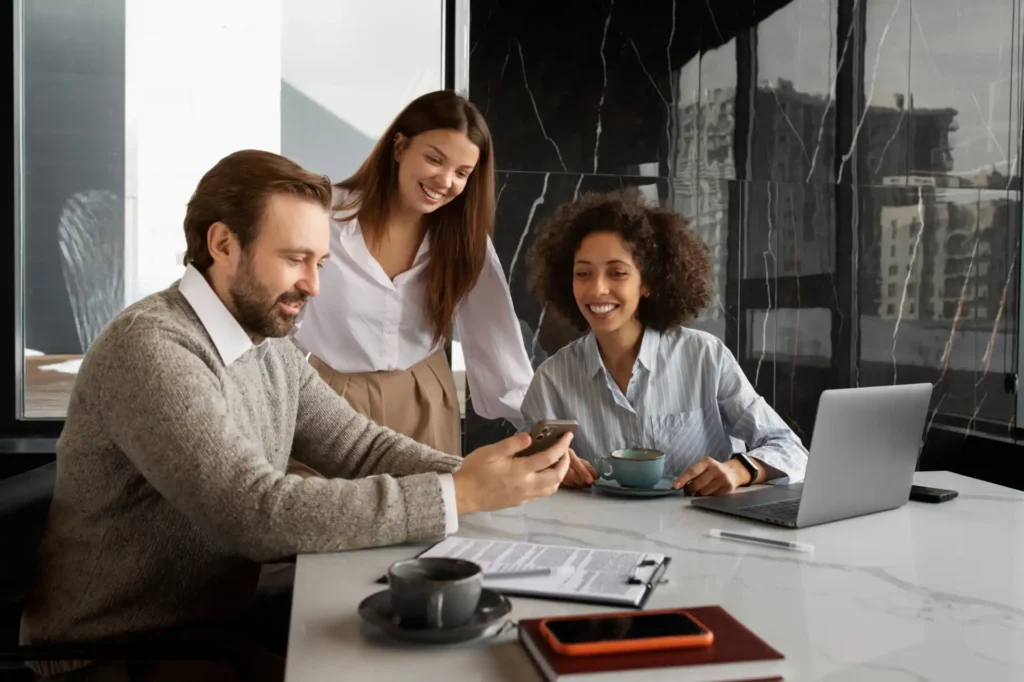 Foto de uma equipe colaborativa em reunião no escritório, transmitindo bem-estar corporativo e estratégias para prevenir a depressão no trabalho.